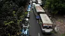 Ahok menjelaskan, pengelola Kopaja tidak diperkenankan lagi mengoperasikan bus ukuran mini, Jakarta, Jumat (8/5/2015). Pengelola diwajibkan membeli bus yang ukurannya seperti Transjakarta. (Liputan6.com/Johan Tallo)