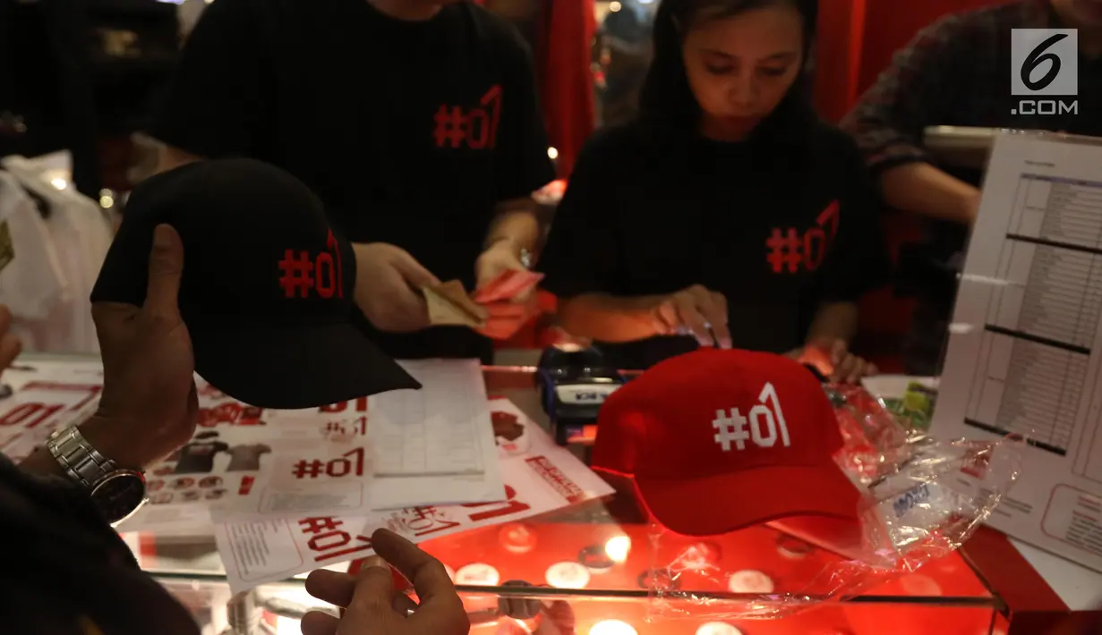 Pengunjung melihat topi produk official merchandise pasangan calon 01 Jokowi-Ma'ruf Amin di FX Sudirman, Jumat (25/1). Pembuatan merchandise ini diinisiasi langsung oleh salah satu kelompok relawan Jokowi, yakni JokowiMotion. (Liputan6.com/Angga Yuniar)