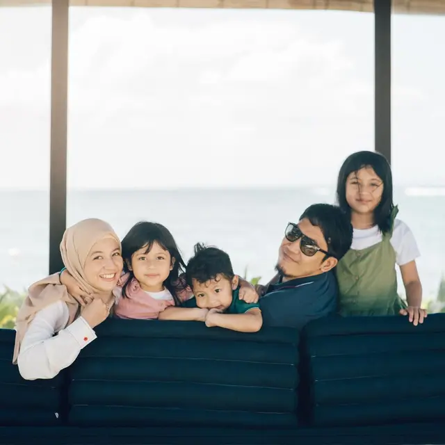 6 Pemotretan Keluarga Natasha Rizki dan Desta saat Liburan di Bali, Penuh Kehangatan