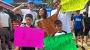 Meski begitu, suami serta ketiga anaknya terus memberikan semangat. Bahkan, keluarganya turut hadir saat ia mengikuti Jakarta Marathon half marathon 21k. (Liputan6.com/IG/@ramadhaniabakrie)