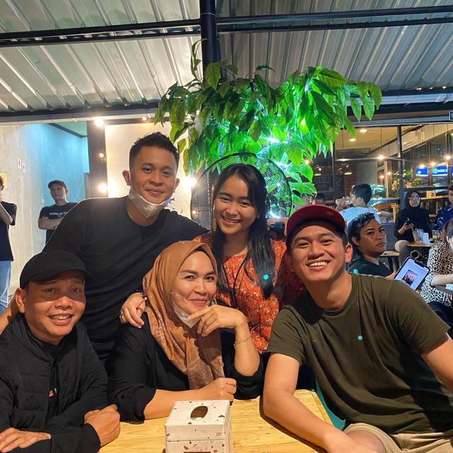 6 Potret Kedekatan Ibu Ayu Ting Ting dan Adit Jayusman, Calon Menantu Kesayangan