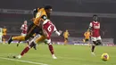 Penyerang Wolverhampton Wanderers, Adama Traore berebut bola dengan bek Arsenal, Gabriel pada pekan kesepuluh Liga Inggris di Emirates Stadium, London, Minggu (29/11/2020). Arsenal takluk 1-2 dari Wolverhampton Wanderers. (John Walton/Pool via AP)