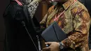 Ketua KPU Arief Budiman (kanan) berbincang dengan pemohon Ketua Tim Hukum Prabowo-Sandiaga, Bambang Widjojanto sebelum sidang sengketa Pilpres 2019 di Gedung MK, Jakarta, Selasa (18/6/2019). Sidang beragendakan mendengarkan jawaban dari termohon. (Liputan6.com/Faizal Fanani)