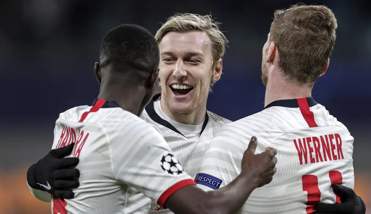 Gelandang Red Bull Leipzig, Emil Forsberg (tengah) berselebrasi usai mencetak gol ke gawang Tottenham Hotspur pada leg kedua babak 16 besar Liga Champions di di Red Bull Arena, Jerman (10/3/2020). RB Leipzig menang telak atas Tottenham 3-0. (AP Photo/Michael Sohn)