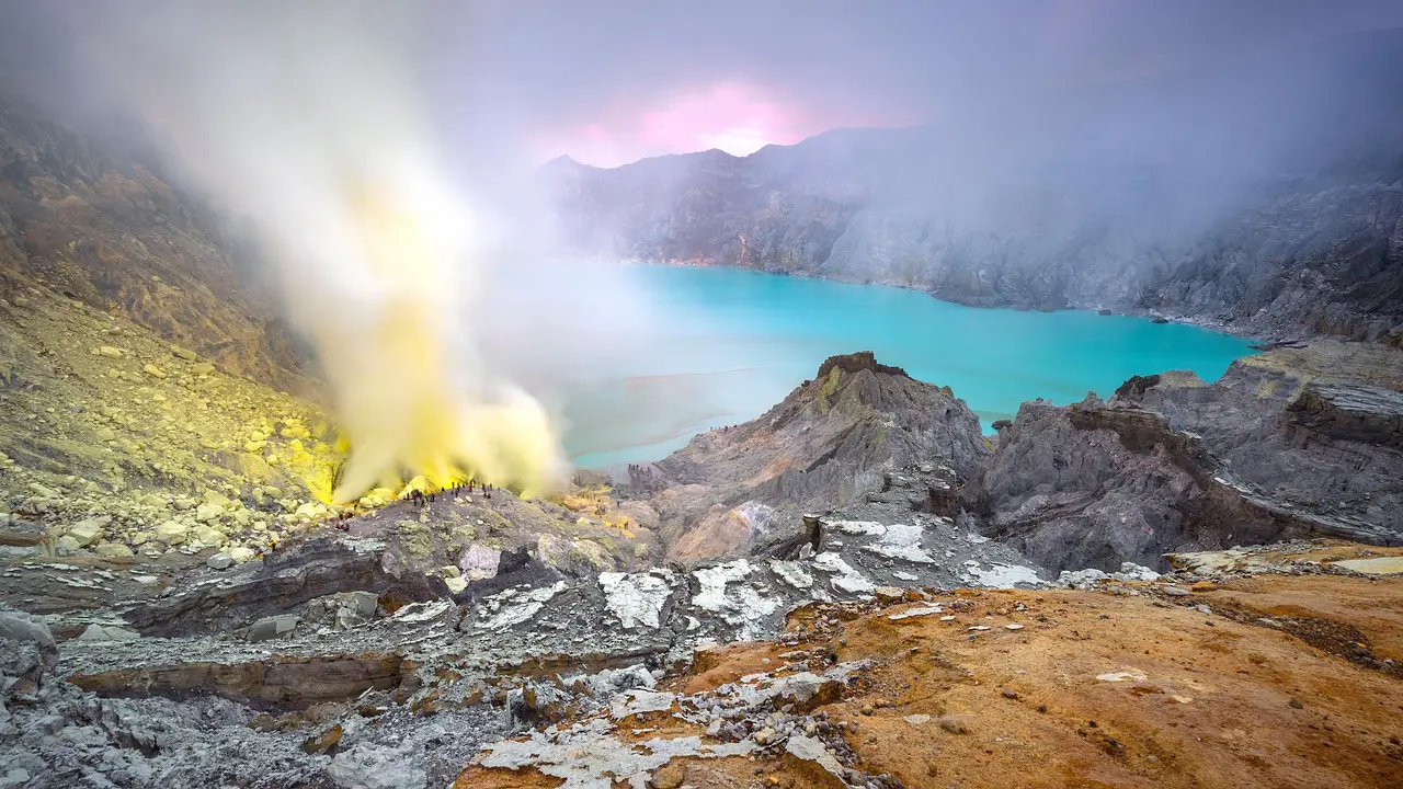 Wisatawan Diimbau Waspadai Gas Beracun dan Longsoran Dinding Kawah di Gunung Ijen