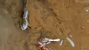 Seekor ikan tembakul dan kepiting biola bertarung di lumpur di lahan basah muara Sungai Minjiang di Fuzhou, Provinsi Fujian, China pada 8 November 2020. Lahan basah muara itu merupakan area konsentrasi utama untuk burung-burung yang bermigrasi dan habitat bagi unggas air. (Xinhua/Wei Peiquan)