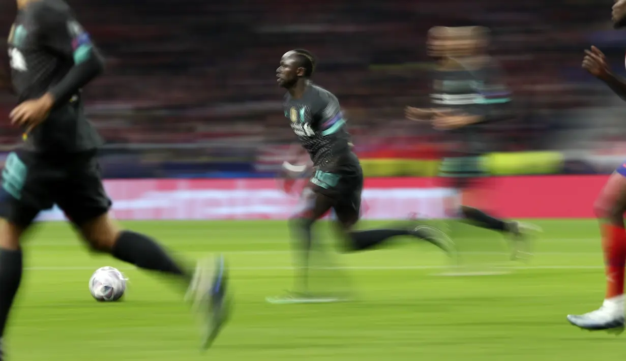 Penyerang Liverpool, Sadio Mane menggiring bola saat bertanding melawan Atletico Madrid pada pertandingan leg pertama babak 16 Liga Champions di stadion Wanda Metropolitano di Madrid, Spanyol, Selasa (18/2/2020). Atletico Madrid menang tipis atas Liverpool 1-0. (AP Photo/Manu Fernandez)