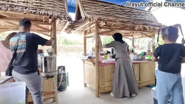 Potret Warung Jirayut di Thailand yang Sederhana di Pinggir Jalan Raya