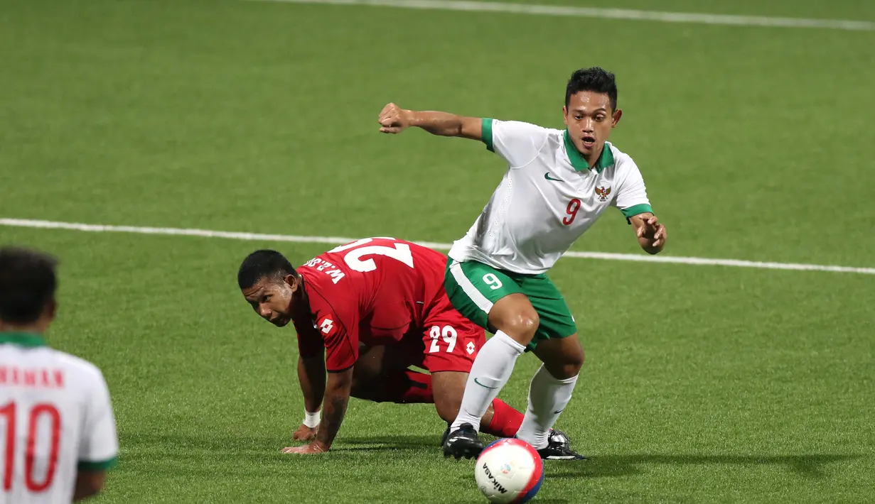 Striker Indonesia U-23, Muchlis Hadi Ning Syaifulloh, bekerja keras membongkar pertahanan Myanmar U-23. (Bola.com/Arief Bagus)