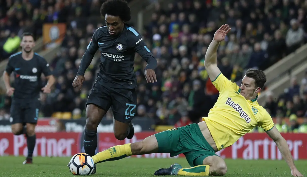 Bek Norwich City, Christoph Zimmermann (kanan) mencoba menghalau bola dari kaki gelandang Chelsea, Willian (kiri) pada laga Piala FA di Carrow Road, Norwich, (6/1/2018). Chelsea bermain imbang 0-0 dengan Norwich. (AFP/Adrian Dennis)