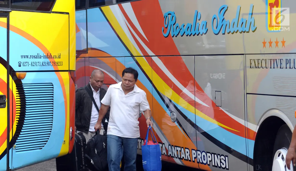 Calon penumpang menuju bus antar kota antar provinsi di Terminal Bus Bayangan Lebak Bulus, Jakarta, Sabtu (9/6). H-6 jelang Hari Raya Idul Fitri 1439 H, Terminal Bus Bayangan Lebak Bulus mulai dipadati calon pemudik. (Liputan6.com/Helmi Fithriansyah)