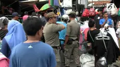 Satpol PP merazia pedagang kaki lima (pkl) Tanah Abang yang berjualan di trotoar guna mengurai kemacetan yang terjadi di kawasan itu.