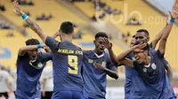 Selebrasi gol Marlon Da Silva De Moura bersama pemain Persiba Balikpapan lainnya saat melawan Persela Lamongan dalam lanjutan turnamen Piala Presiden 2017 di Stadion Si Jalak Harupat, Soreang Jawa Barat, Senin (6/2/2017). (Bola.com/Peksi Cahyo)