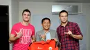 Presiden Persija Jakarta, Ferry Paulus (tengah) berpose bersama Martin Vunk (kanan) dan Yevgeni Kabayev usai penandatanganan kontrak di Jakarta, (9/12/2014). (Liputan6.com/Helmi Fithriansyah)