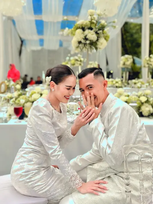 Umi Kalsum mengklarifikasi kabar Ayu Ting Ting dilamar anggota TNI Bernama Muhammad Fardhana. Sejumlah potret lamaran diunggah di medsos. (Foto: Dok. Instagram @derazala)