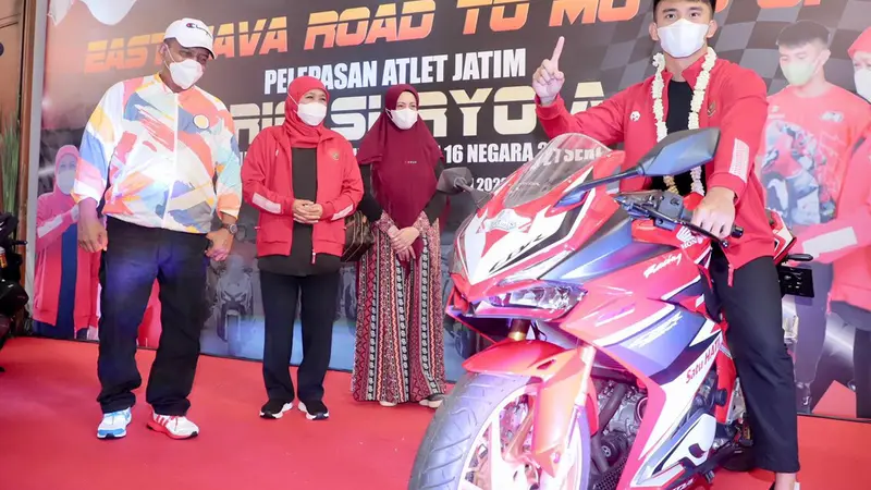 Gubernur Jatim Khofifah melepas Mario Aji untuk berlaga di Moto3 GP 2022. (Dian Kurniawan/Liputan6.com)