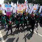 Massa buruh dan pekerja dari berbagai daerah memadati Jalan MH Thamrin, Jakarta, dalam peringatan May Day, Senin (1/5). Dalam aksi ini, buruh menyuarakan sejumlah tuntutan, di antaranya tolak upah murah dan hapus outsourcing. (Liputan6.com/Johan Tallo)