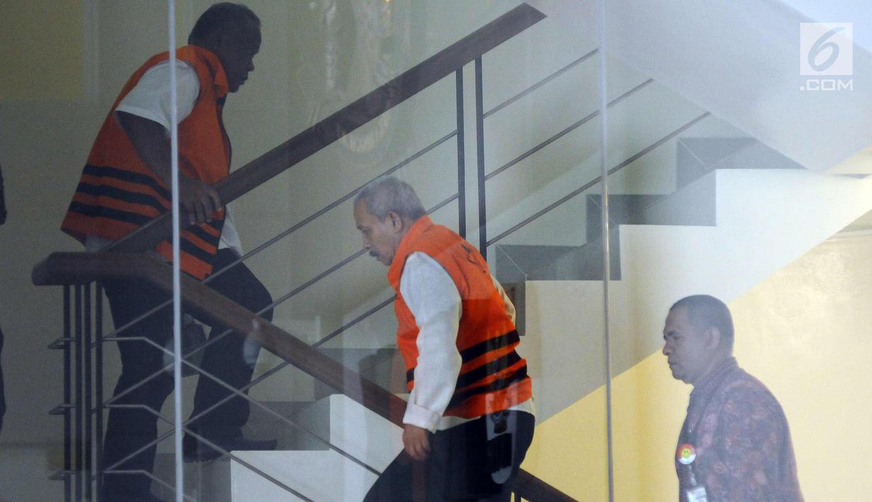 Bupati Batubara nonaktif OK Arya Zulkarnaen (tengah) bersiap menjalani pemeriksaan perdana di Gedung KPK, Jakarta, Senin (2/10). OK Arya Zulkarnaen ditahan terkait dugaan suap pembangunan infrastruktur TA 2017 . (Liputan6.com/Helmi Fithriansyah)