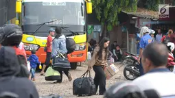 Calon penumpang menuju tempat tunggu bus di Terminal Bus Bayangan Lebak Bulus, Jakarta, Sabtu (9/6). Rata-rata calon pemudik akan berangkat menuju daerah disekitar Jawa Tengah dan Jawa Timur. (Liputan6.com/Helmi Fithriansyah)