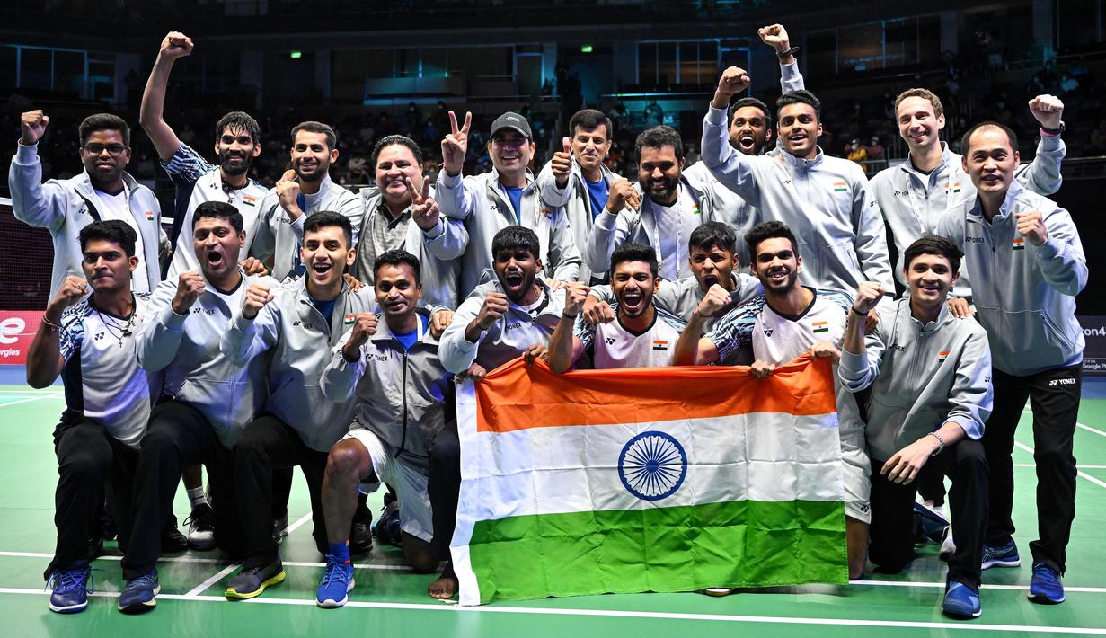 <p>Anggota tim bulu tangkis putra India merayakan kemenangan setelah mengalahkan Indonesia pada final putra turnamen bulu tangkis Piala Thomas 2022 di Impact Arena, Bangkok, Thailand, Minggu (15/5/2022). India juara Piala Thomas 2022 usai menaklukkan juara bertahan Indonesia 3-0 (Manan VATSYAYANA / AFP)</p>