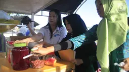 Petugas BPOM Gorontalo memeriksa makanan berbuka puasa atau takjil saat melakukan inspeksi di sejumlah tempat di Kabupaten Gorontalo, Selasa (14/5/2019). BPOM Gorontalo melakukan pemeriksaan terhadap 23 sampel makanan. (Liputan6.com/Arfandi Ibrahim)