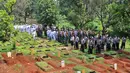 Setelah selesai disalatkan, jenazah langsung dibawa ke peristirahatan terakhirnya di TPU Pondok Labu, Jakarta Selatan. Kembali diadakan upacara militer sebelum jenazah dimasukkan ke liang lahat. (Nurwahyunan/Bintang.com)