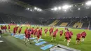 Para pemain Sevilla memasuki lapangan di stadion saat sesi latihan terakhir sebelum pertandingan sepak bola Grup G Liga Champions antara Borussia Dortmund dan Sevilla FC di Dortmund, Jerman, Senin (10/10/2022). Sevilla akan bertanding melawan Borussia Dortmund pada 12 Oktober 2022 dini hari WIB. (AP Photo/Martin Meissner)