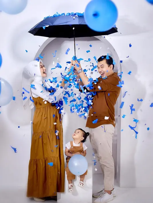 Dalam momen maternity shoot ini, Novia Giana dan Ikbal Fauzi sekaligus ungkap jenis kelamin anak keduanya. Terlihat bertebaran potongan kertas dan balon berwarna biru, anak kedua pasangan ini berjenis kelamin laki-laki. Akan dikaruniai anak sepasang yakni laki-laki dan perempuan tentunya jadi kebahagiaan tersendiri untuk pasangan yang sudah 2 tahun menikah. (Liputan6.com/IG/@noviagianan)