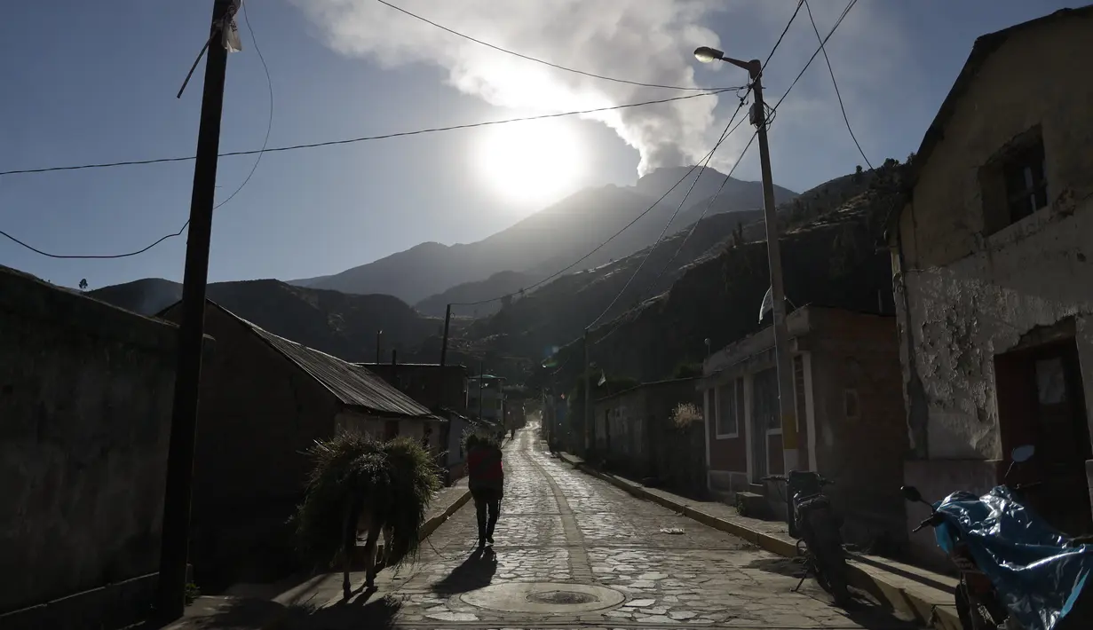 Peru mengumumkan keadaan darurat selama enam puluh hari di daerah sekitar gunung berapi Ubinas pada hari Rabu. (Diego Ramos / AFP)