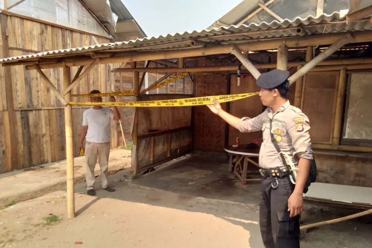 Petugas polisi dari satuan Polresta Tangerang melakukan pengamanan terhadap warung kopi yang disinyalir melakukan praktek terselubung prostitusi, di Rajeg Kabupaten Tangerang.