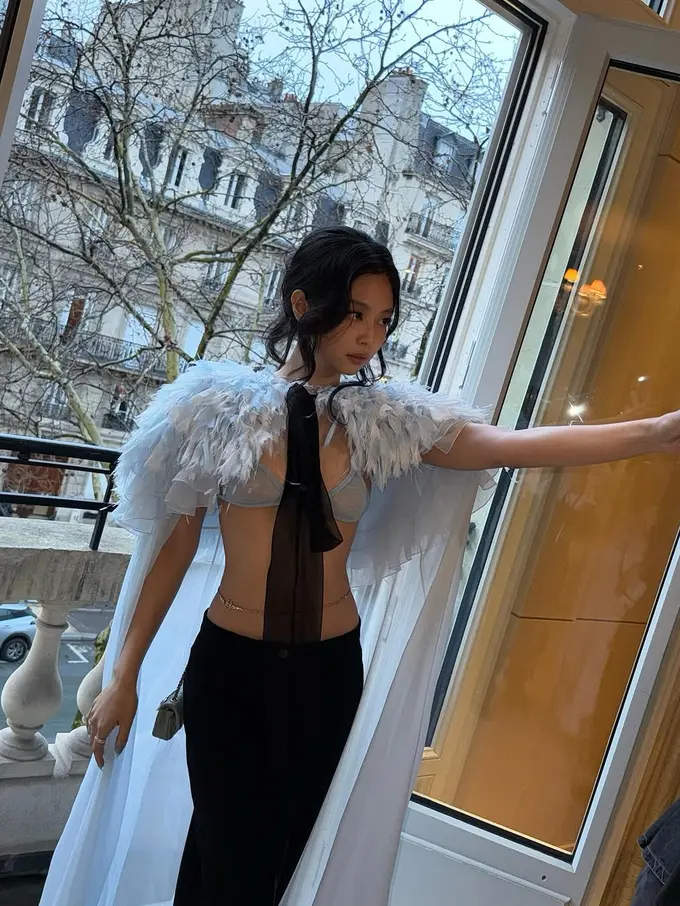 6 Gaya Jennie Blackpink dengan Sheer Bra dan Cape Dramatis di Chanel SS25 Couture Show, Akrab Bareng Kylie Jenner