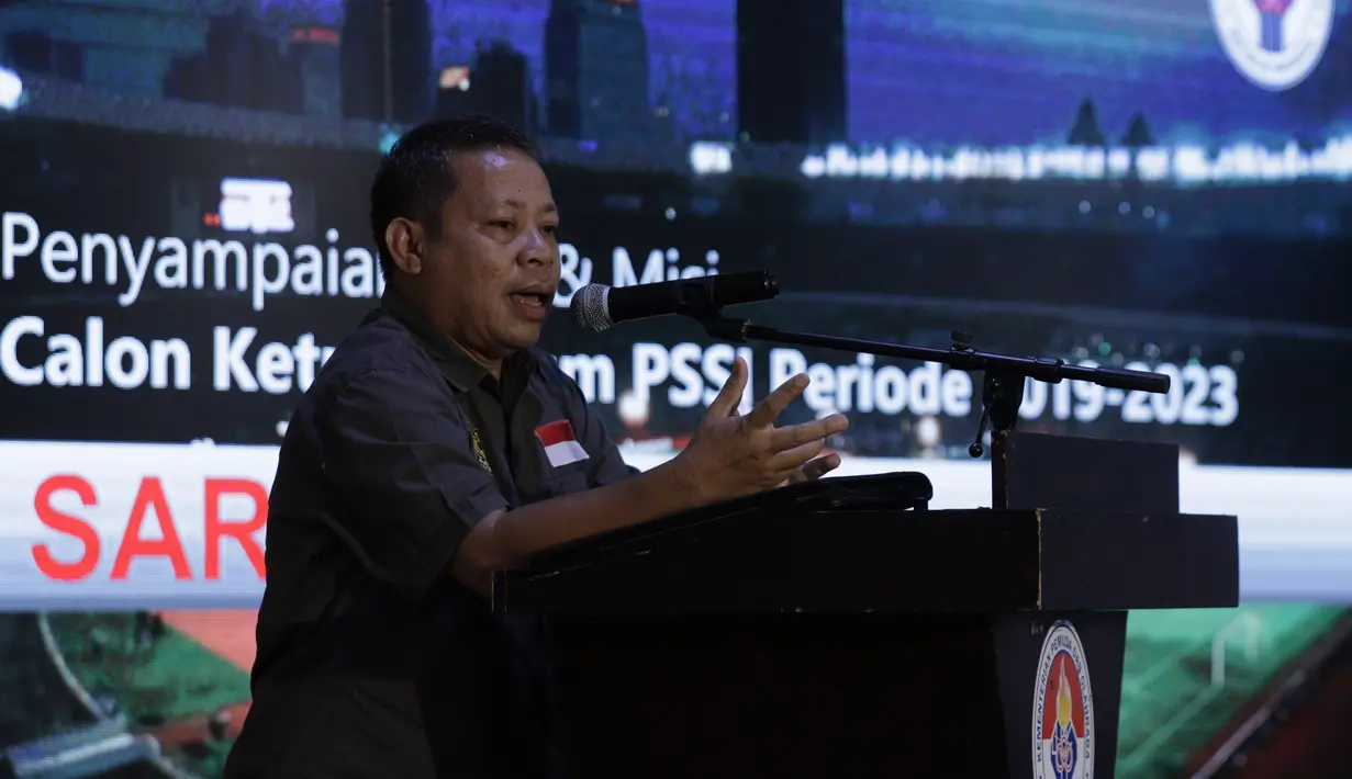 Calon ketua umum PSSI, Sarman, memberikan pemaparan saat diskusi di Wisma Kemenpora, Jakarta, Rabu (30/10/2019). Diskusi tersebut mengangkat tema "Mencari Ketua PSSI Ideal". (Bola.com/M Iqbal Ichsan)