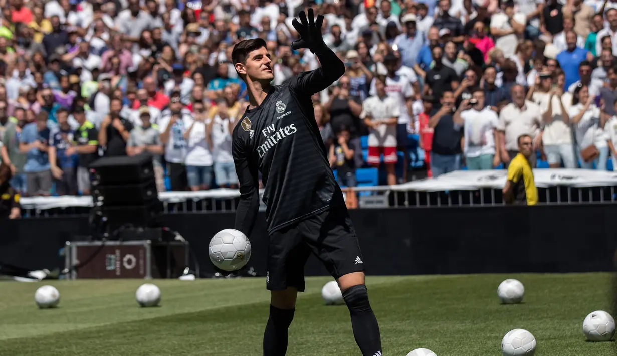 Kiper asal Belgia Thibaut Courtois selama presentasi dirinya menjadi pemain Real Madrid di stadion Santiago Bernabeu (9/8). Courtois resmi didapatkan Madrid dari Chelsea hingga musim 2023/24. (AP Photo/Andrea Comas)