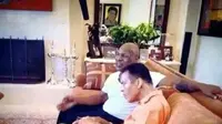 Muhammad Ali saat sedang membaca Alquran dan ditemani Mike Tyson yang tengah tersenyum. (Facebook)