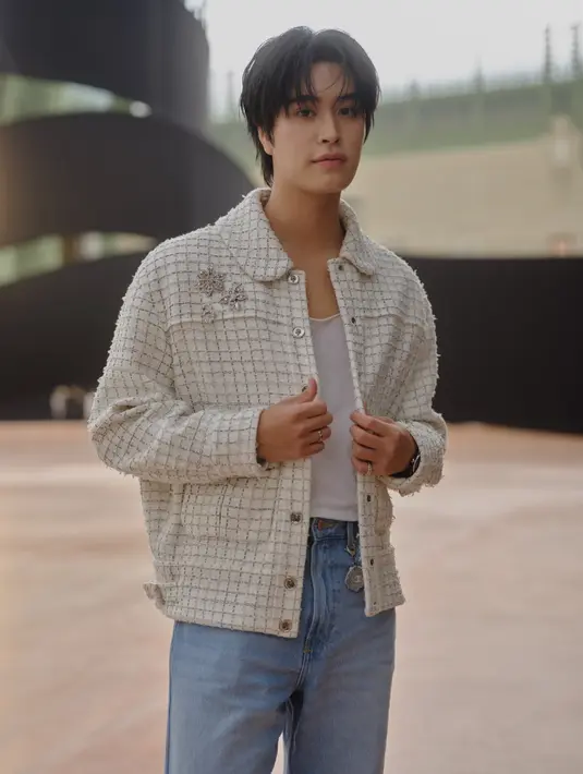 Gemini terlihat kece dengan paduan kaus putih dengan tweed jacket putih dan celana jeans [Chanel]