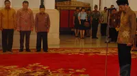 Upacara penganugerahan gelar pahlawan nasional diawali dengan menyanyikan lagu Indonesia Raya dilanjutkan dengan mengheningkan cipta, Jakarta, Jumat (7/11/2014). (Liputan6.com/Herman Zakharia)