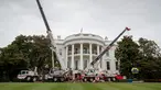 Kendaraan alat berat berada di depan Gedung Putih selama proses renovasi di Washington, 11 Agustus 2017. Menurut General Services Administration Gedung Putih, renovasi ini menelan biaya sekitar Rp 45 miliar. (AP Photo/J. Scott Applewhite)