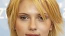 Di tahun 2003, Scarlett Johansson mengganti warna rambutnya menjadi blonde. (Dok/Popsugar)