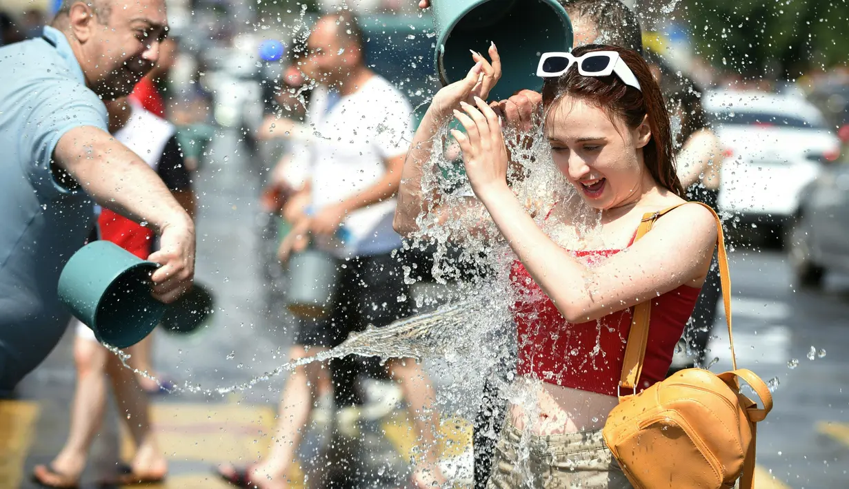 Menariknya, festival Vardavar ditandai dengan pelepasan merpati ke udara. (Photo by Karen MINASYAN / AFP)