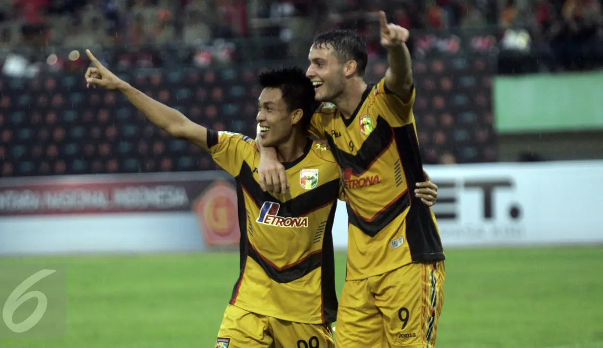 Ekspresi Pesepakbola Mitra Kukar Yogi Rahadian (kiri) usai mencetak gol ke gawang PS TNI  pada pertandingan 8 besar Piala Jenderal Sudirman di Stadion Manahan Solo, Minggu (20/12/2015). Mitra Kukar menang 3-1. (Foto:Boy Harjanto)