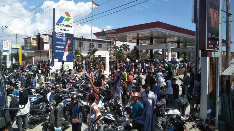 Situasi SPBU Pertamina di Palu, Sulawesi tengah, usai gempa dengan megnitudo 7,4. (Septian Deny/Liputan6.com)