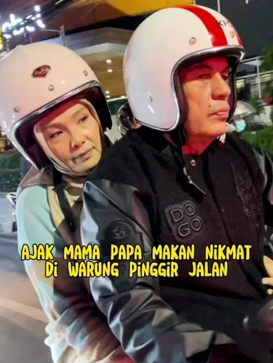 Tidak menggunakan mobil, tapi mereka memilih motoran. Andhika berboncengan dengan Ussy Sulistiawaty. Sedangkan ayah Andhika berboncengan dengan istrinya. Tampak ada beberapa motor dalam rombongan kecil tersebut. [Instagram/andhiiikapratama]