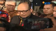Terkait lambannya penanganan kasus ini, Novel menduga kemungkinan adanya oknum di kepolisian yang terlibat dalam penyiraman air keras tersebut.