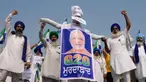 Sejumlah petani membentangkan poster bergambar Perdana Menteri India Narendra Modi dengan logo KTT G20 India selama protes di Amritsar pada tanggal 8 September 2023. (Narinder NANU/AFP)