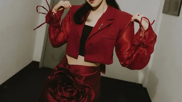Potret Outfit Manggung Isyana Sarasvati Gaya Edgy (credit: instagram/isyanasarasvati)