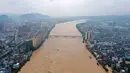 Foto hasil bidikan dari udara menunjukkan Sungai Rongjiang yang meluap di Wilayah Rong'an, Daerah Otonom Etnis Zhuang Guangxi, China selatan (11/7/2020). Hujan deras yang terus-menerus mengguyur Wilayah Rong'an menyebabkan level air Sungai Rongjiang naik. (Xinhua/Zhang Ailin)