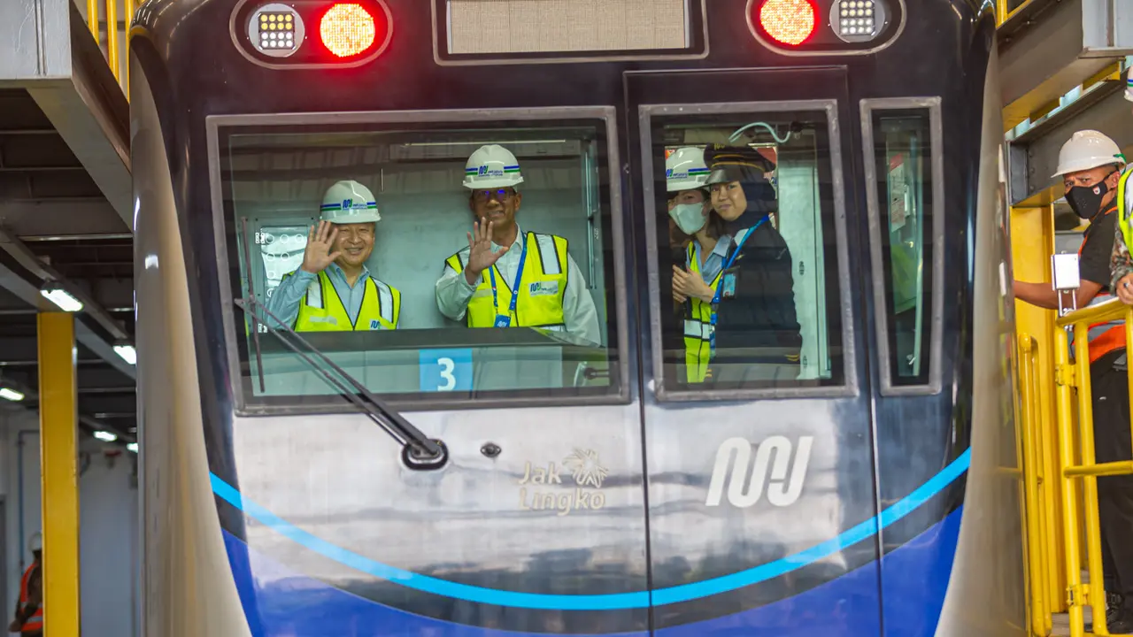 Kaisar Jepang Naruhito mengunjungi depo MRT Jakarta pada Minggu (18/6/2023) sebagai agenda di hari pertama kunjungannya ke Indonesia. (Foto: MRT Jakarta)