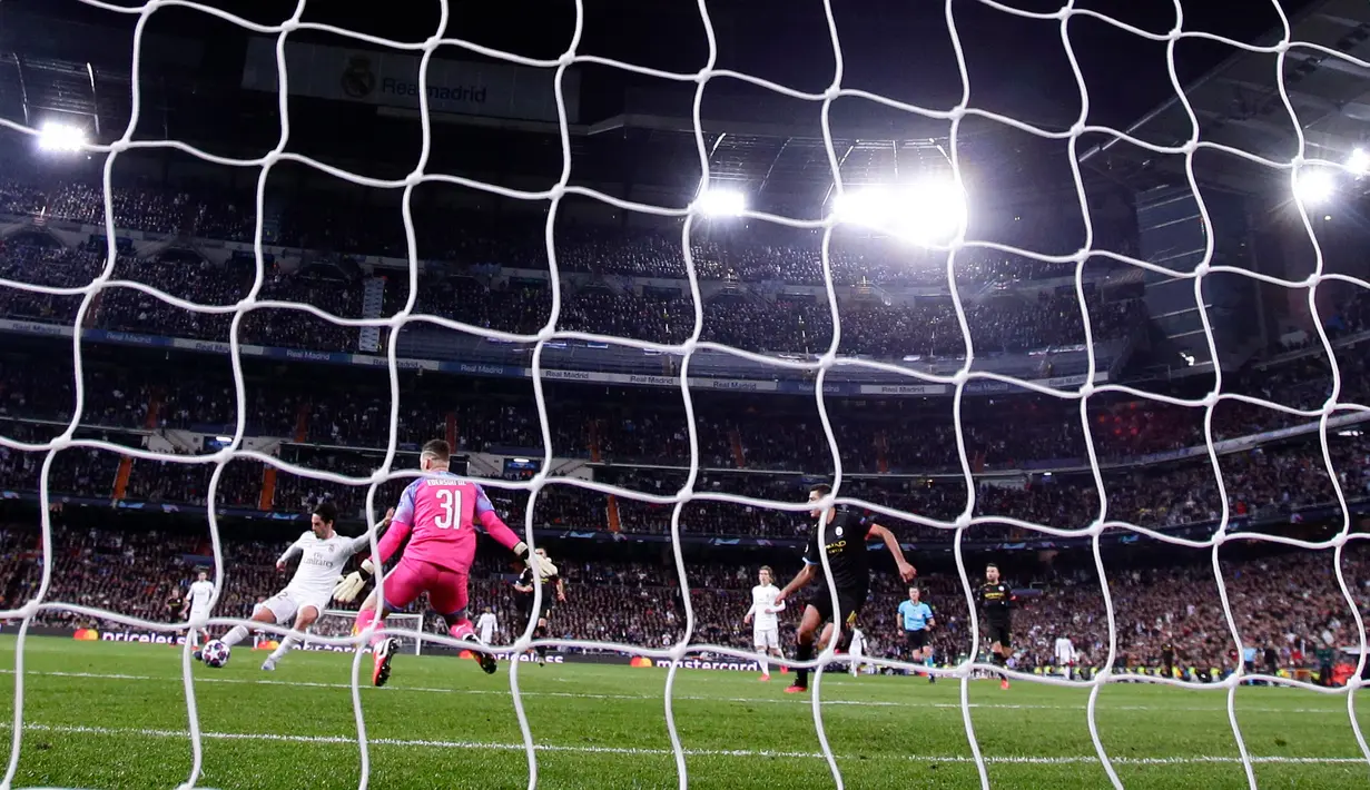 Pemain Real Madrid Isco (kiri) mencetak gol ke gawang Manchester City pada leg pertama babak 16 Liga Champions di Stadion Santiago Bernabeu, Madrid, Spanyol, Rabu (26/2/2020). Manchester City menang 2-1. (AP Photo/Manu Fernandez)