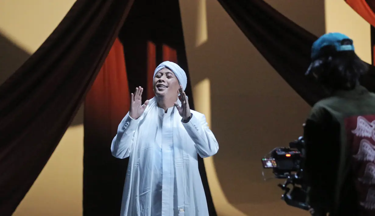 Pada pertengahan bulan Maret 2023 single lagu Obat Hati ini sudah hadir dalam platform digital. Menurutnya, Obat Hati dengan kemasan orkestra juga jadi salah satu bukti bahwa Opick tidak lelah untuk terus berkarya. [Foto; Bambang E.Ros/Fimela.com]