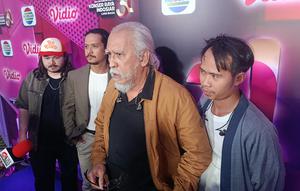 Iwan Fals bawakan lagu Stecu-Stecu dalam Konser Raya 31 Tahun Indosiar Luar Biasa pada Minggu, (11/1/2026) di Studio 6 Emtek City, Daan Mogot, Jakarta Barat. (Liputan6.com/Dimas Septyawan)